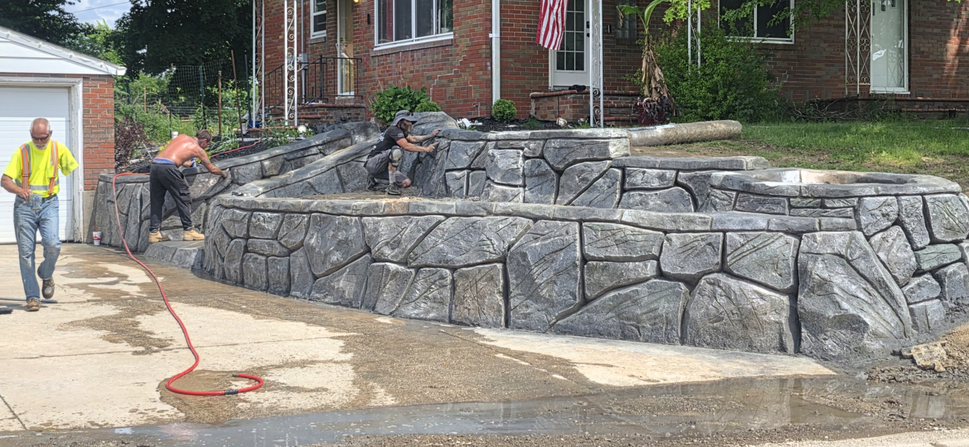 Natural stone look retaining wall